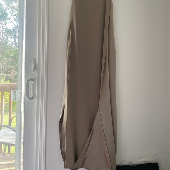 Halston Satin and Crepe beige gown - Picture 4 of 9